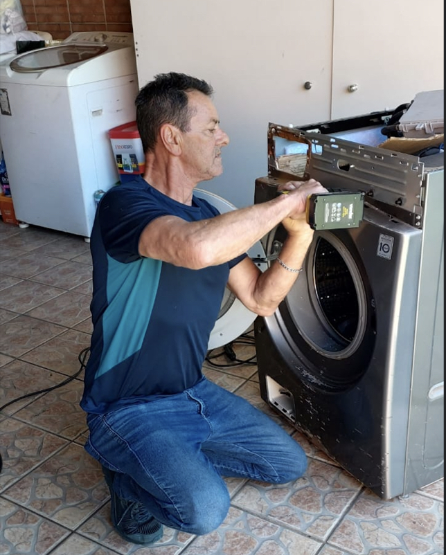 Técnico consertando eletrodoméstico